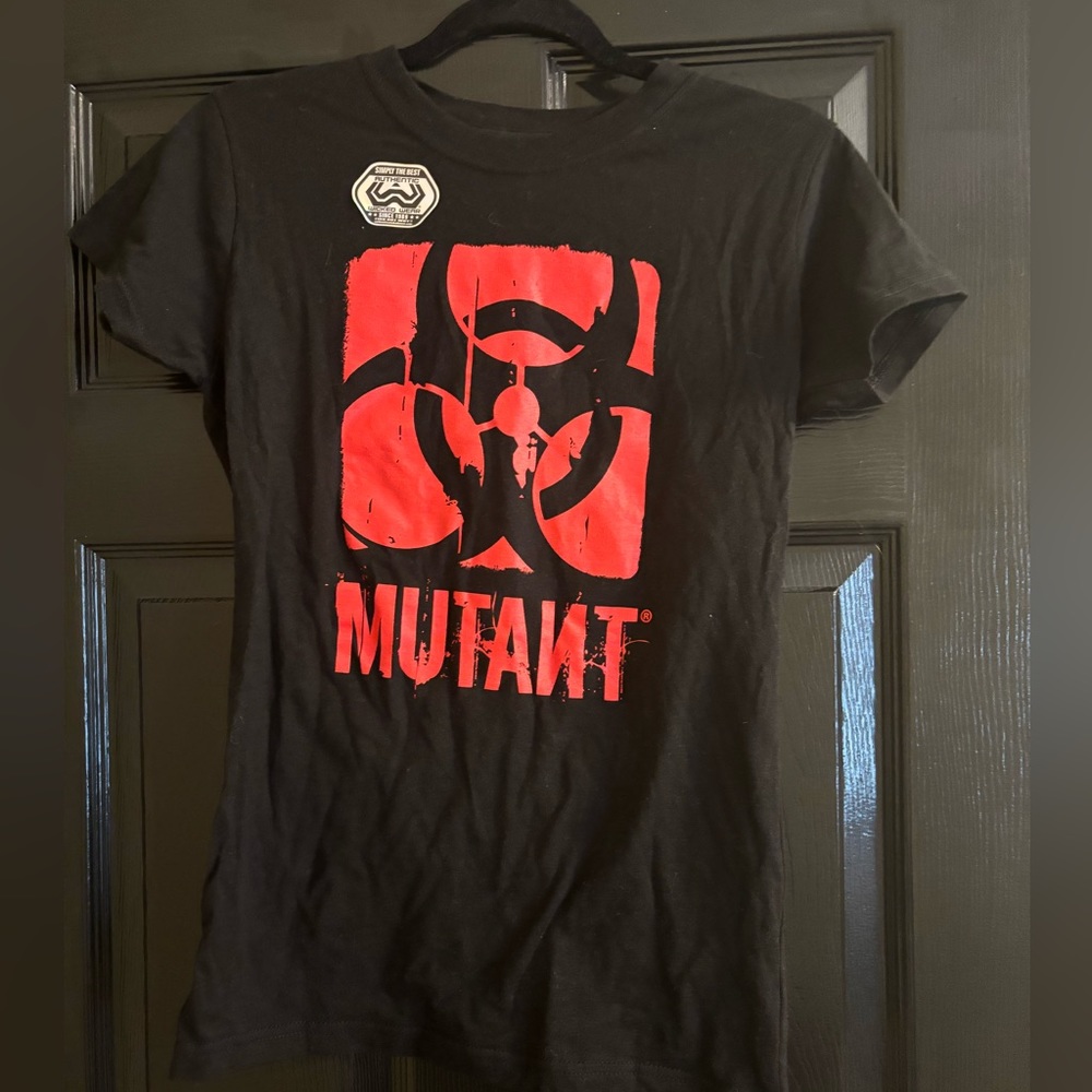 Ladies lifting graphic tee